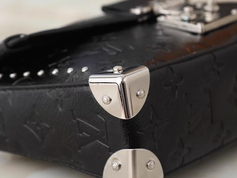 LOUIS VUITTON M28137 Trunkie