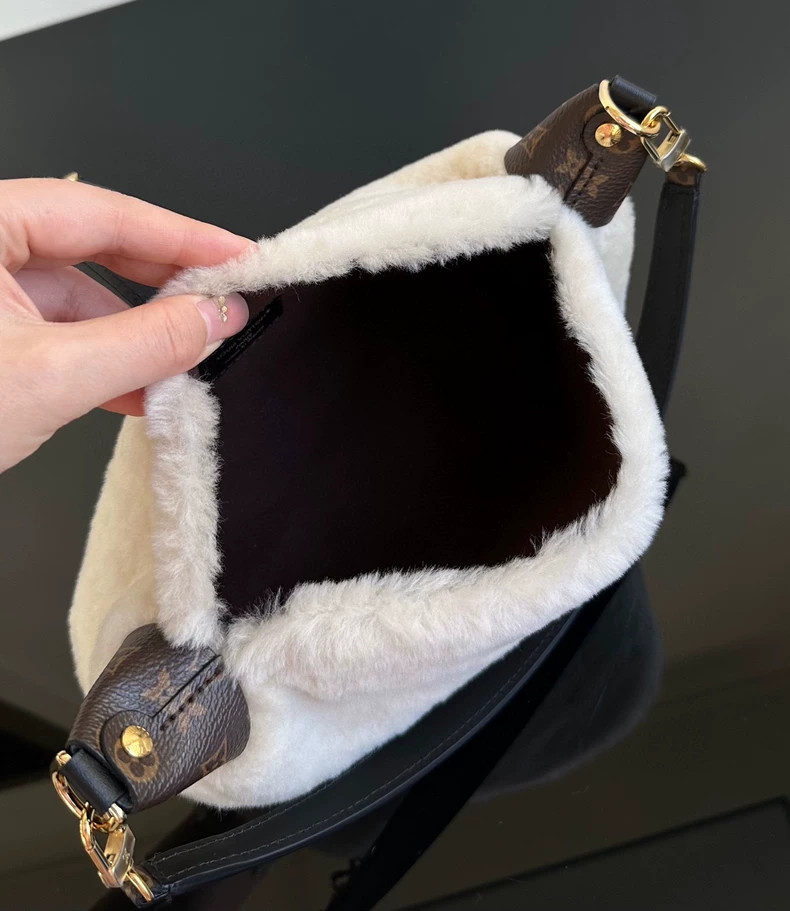 LOUIS VUITTON M26245 LV Ski Pochette Mia