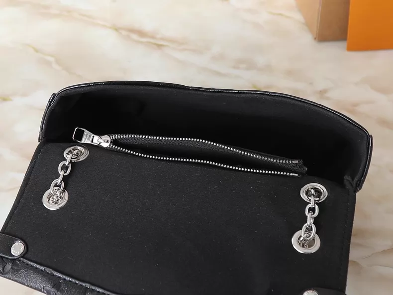 LOUIS VUITTON M28137 Trunkie