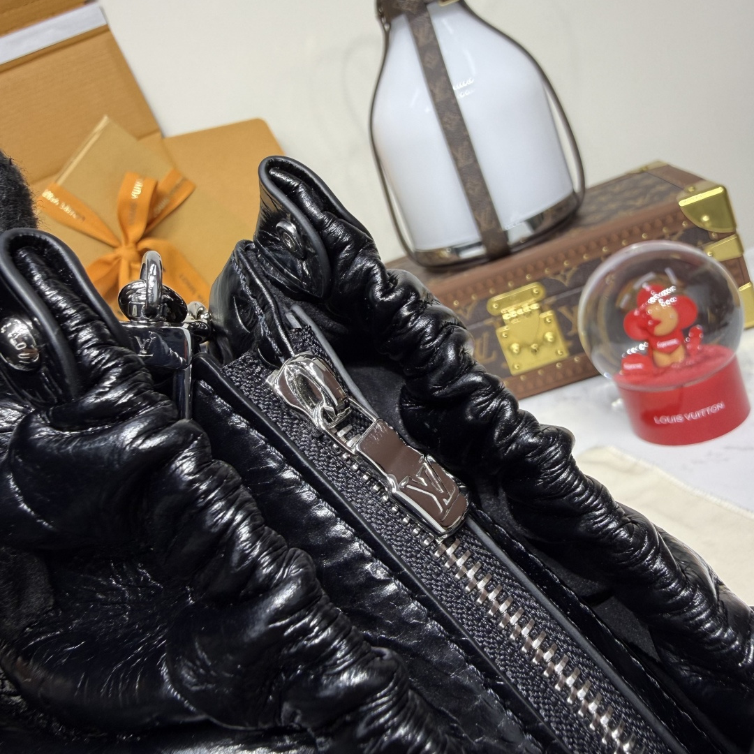 LOUIS VUITTON M27822 Pochette Sling PM