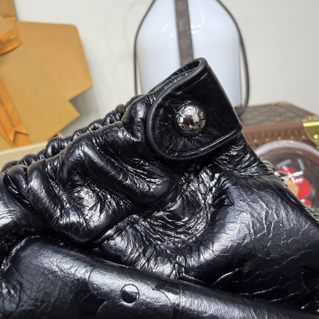 LOUIS VUITTON M27822 Pochette Sling PM