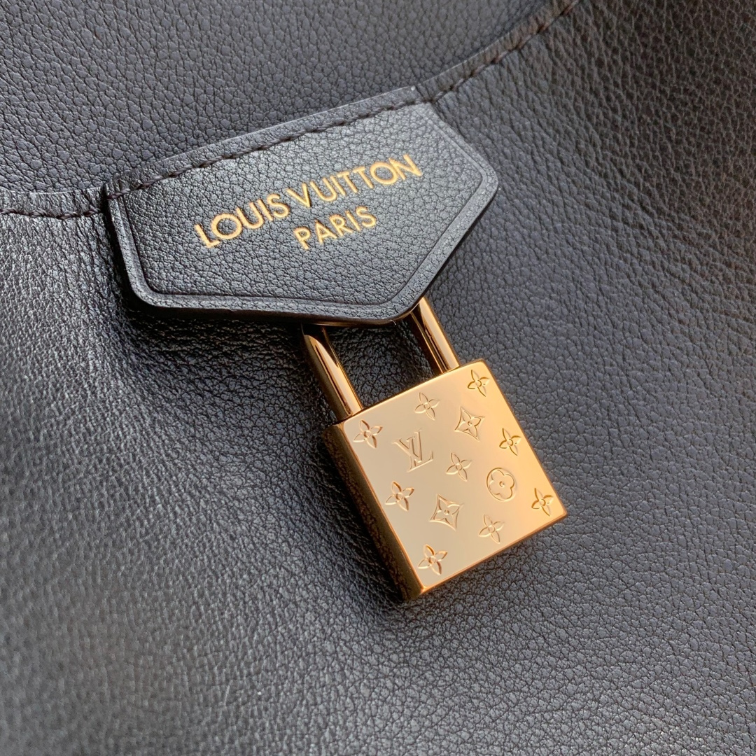 LOUIS VUITTON M26501 Vendome MM