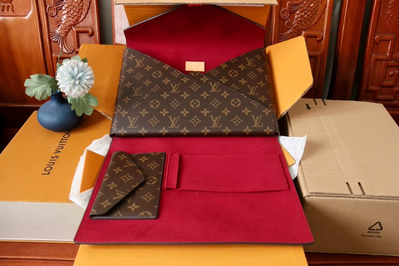 LOUIS VUITTON GI1397 Mark Folder