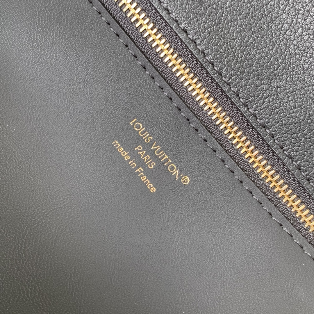 LOUIS VUITTON M26501 Vendome MM