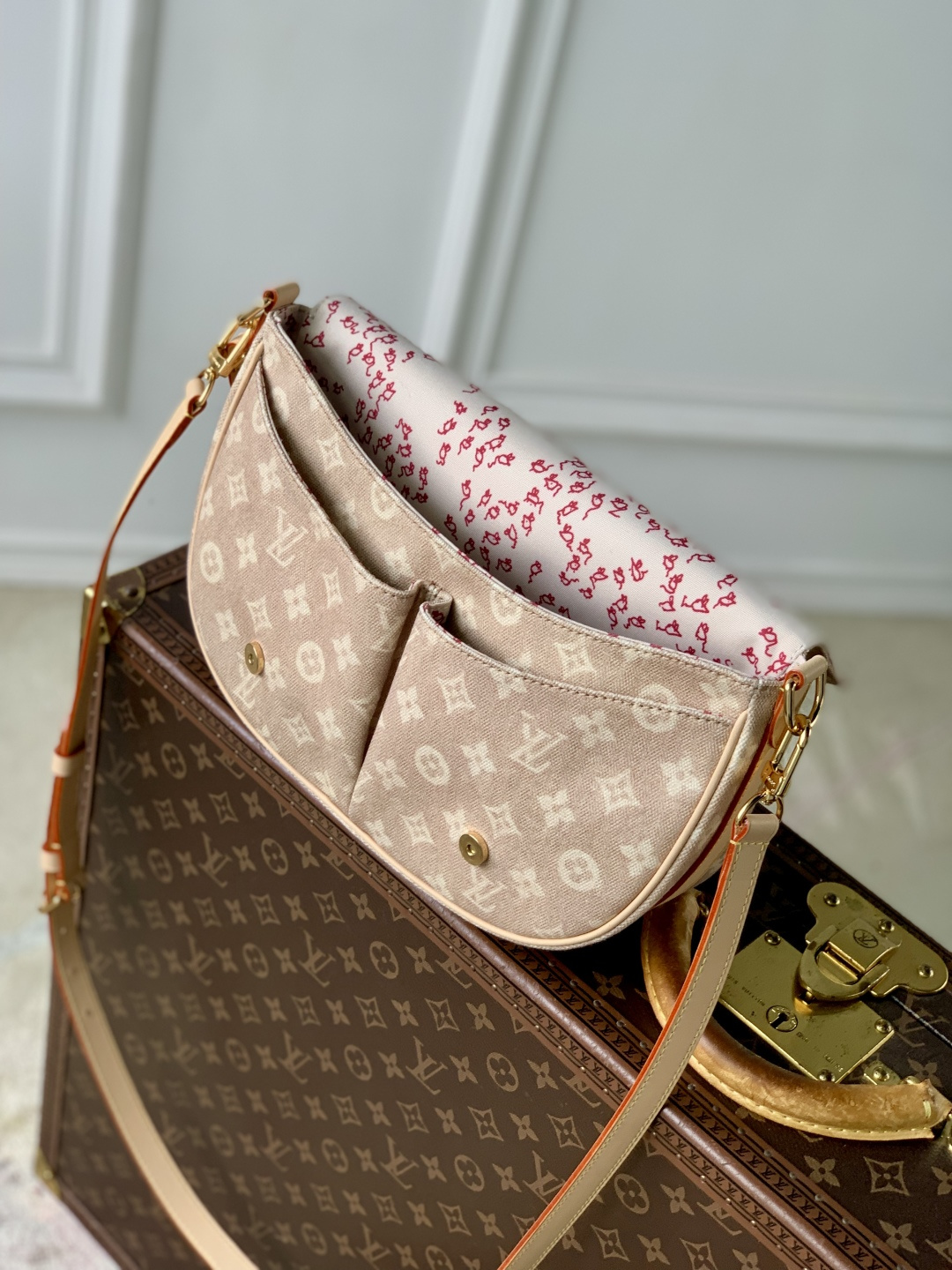 LOUIS VUITTON M15134 Travels With Grace Coddington Escape