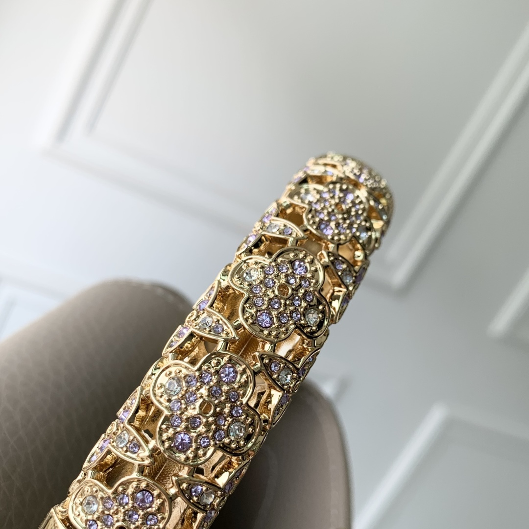 LOUIS VUITTON Capucines Grey Mini Bag