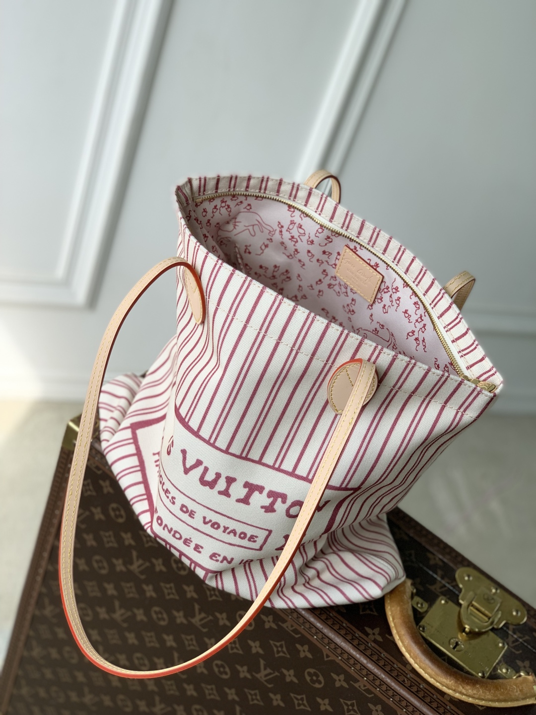 LOUIS VUITTON M15121 Travels With Grace Coddingon Carry It