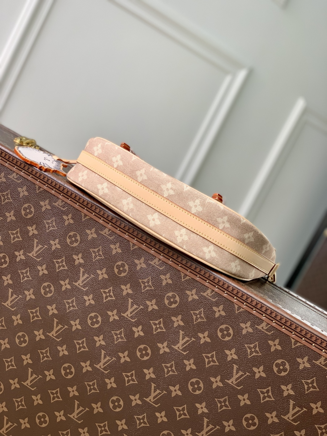 LOUIS VUITTON M15134 Travels With Grace Coddington Escape