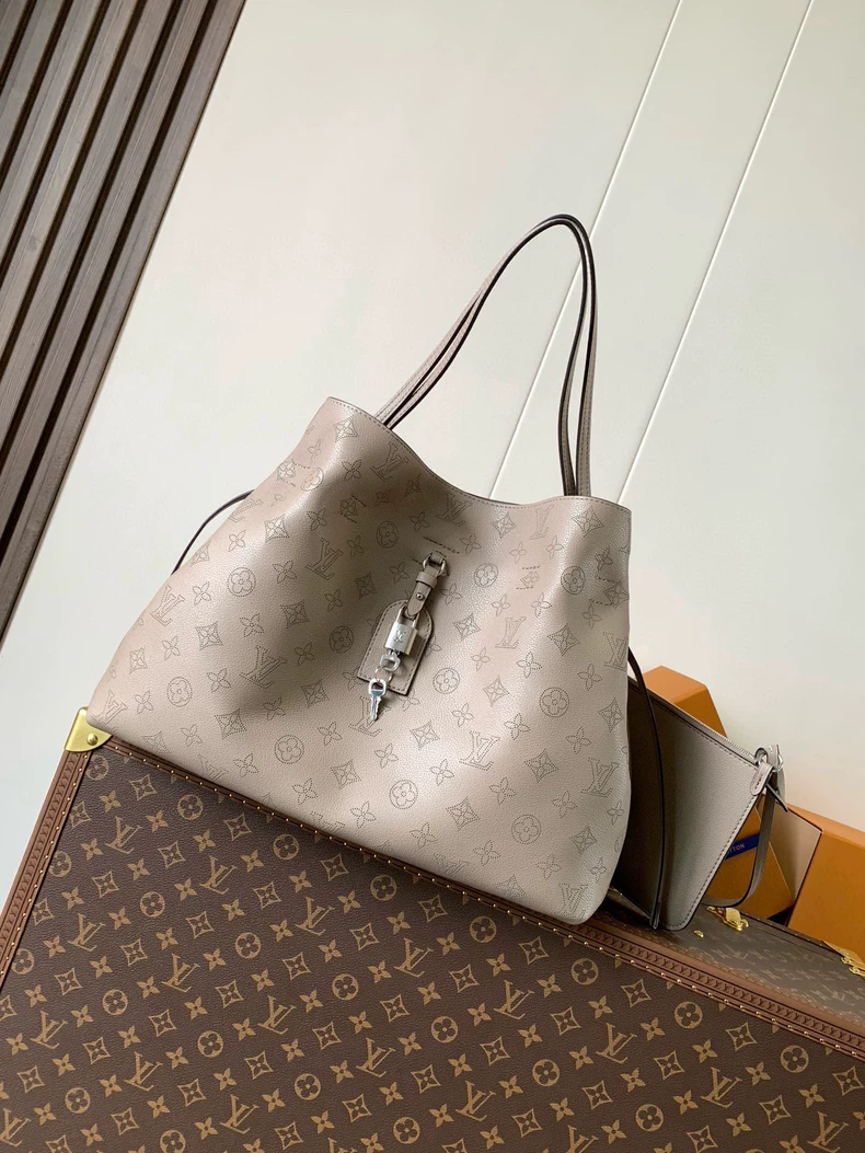 LOUIS VUITTON M13180 Boundless