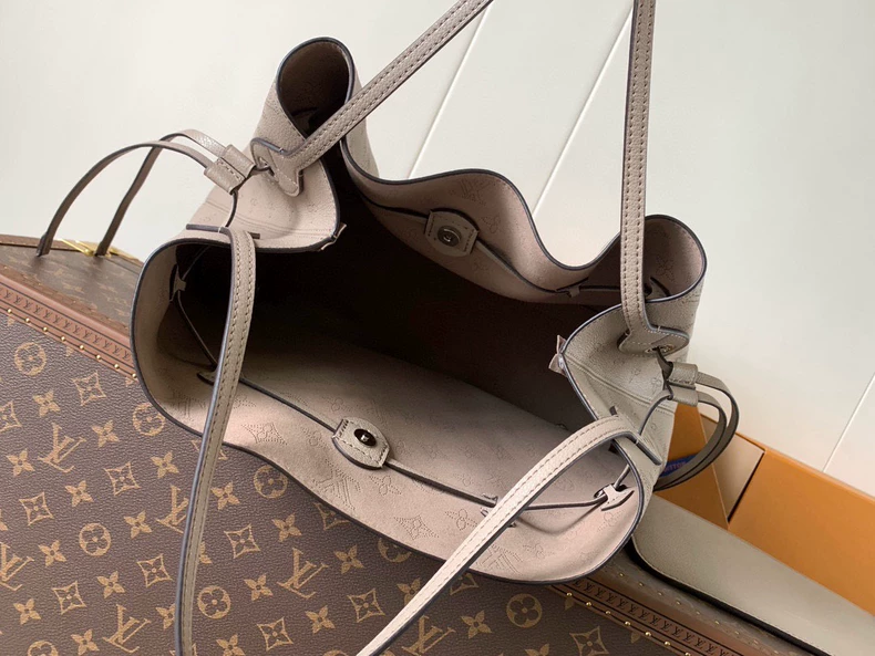 LOUIS VUITTON M13180 Boundless