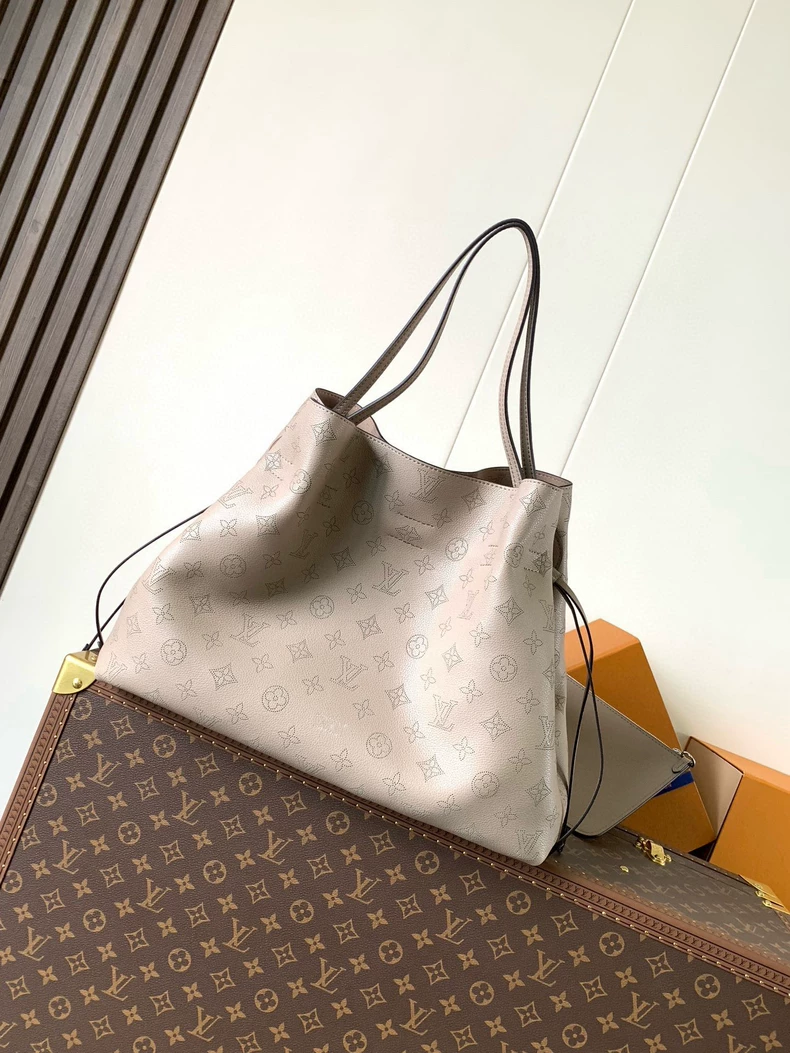 LOUIS VUITTON M13180 Boundless