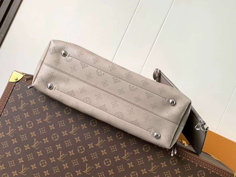 LOUIS VUITTON M13180 Boundless