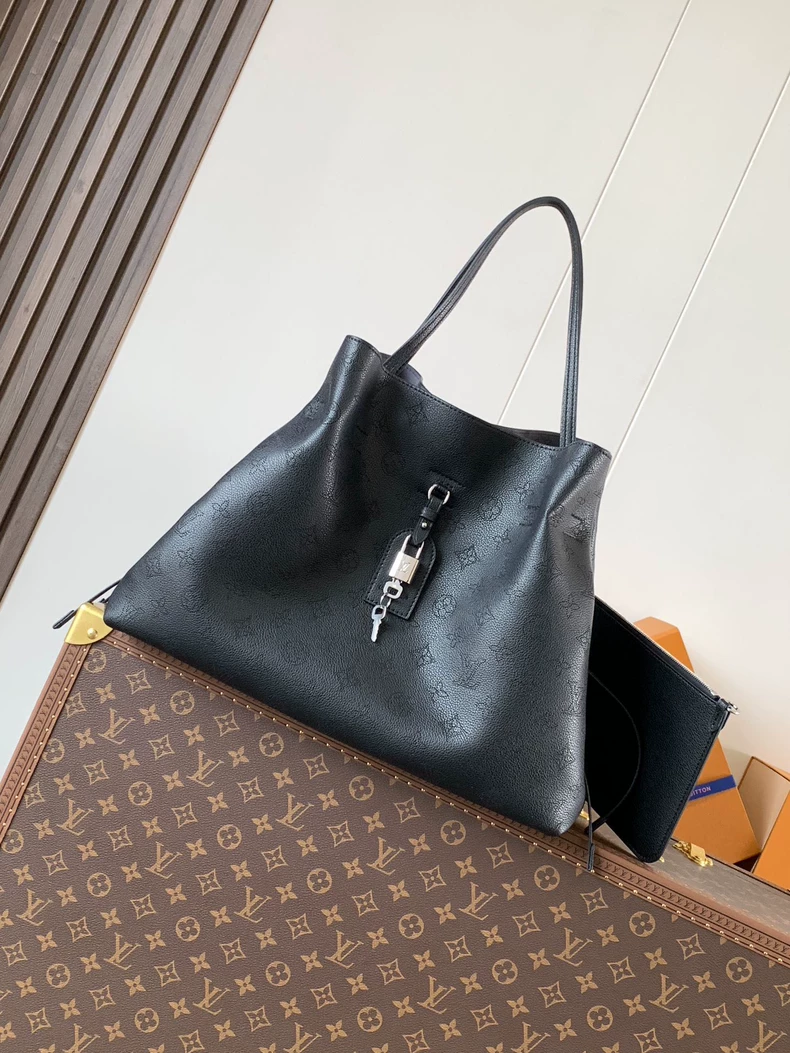 LOUIS VUITTON M13179 Boundless