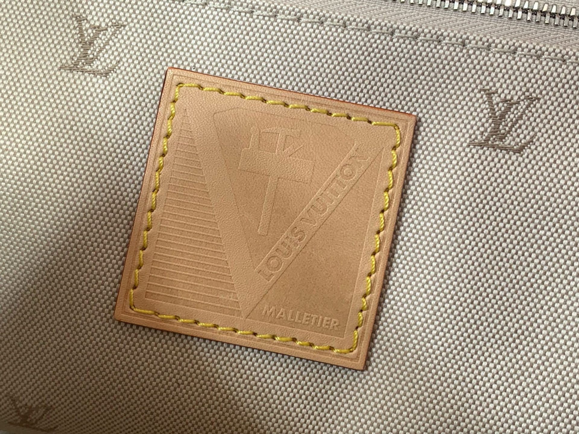 LOUIS VUITTON M26019 Steamer 40