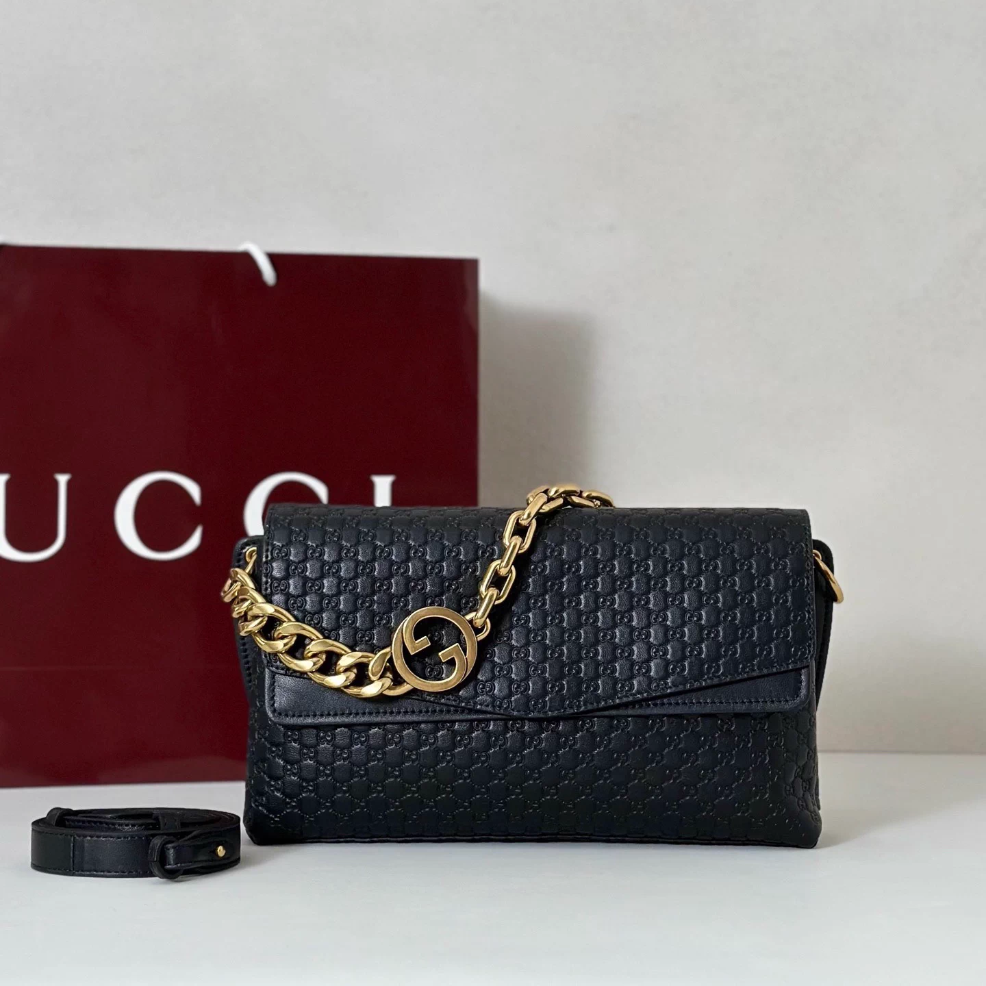 Gucci Medium shoulder bag with chain