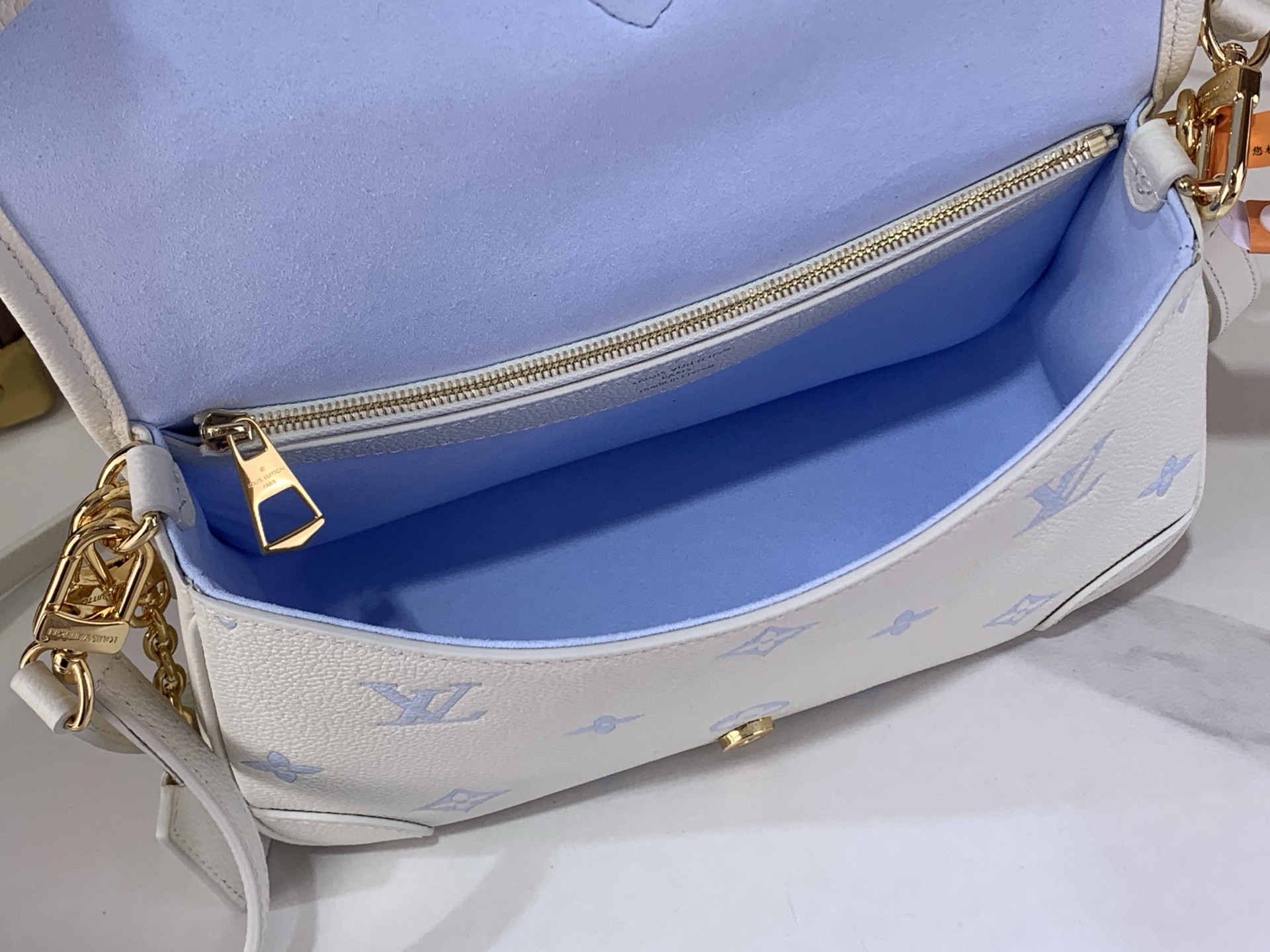 LOUIS VUITTON M28054 Diane