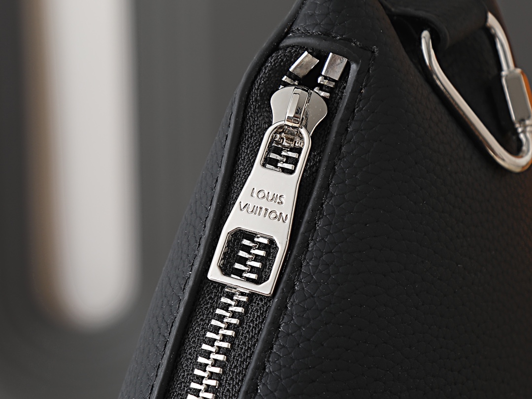 LOUIS VUITTON M27060 New Leather Line Delta Slingbag