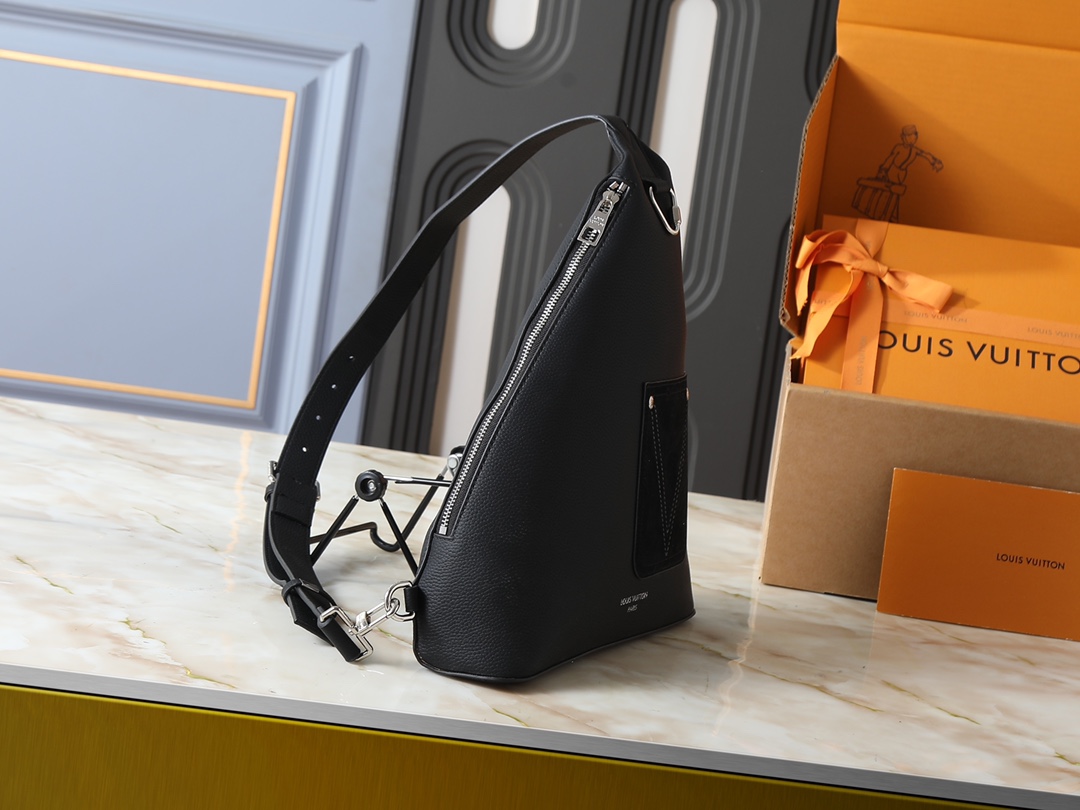 LOUIS VUITTON M27060 New Leather Line Delta Slingbag