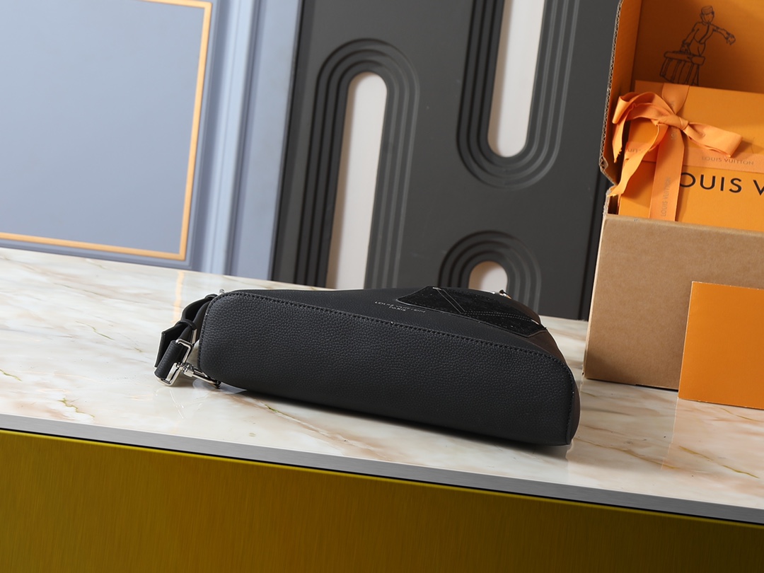 LOUIS VUITTON M27060 New Leather Line Delta Slingbag