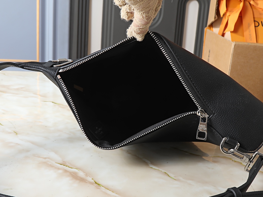 LOUIS VUITTON M27060 New Leather Line Delta Slingbag