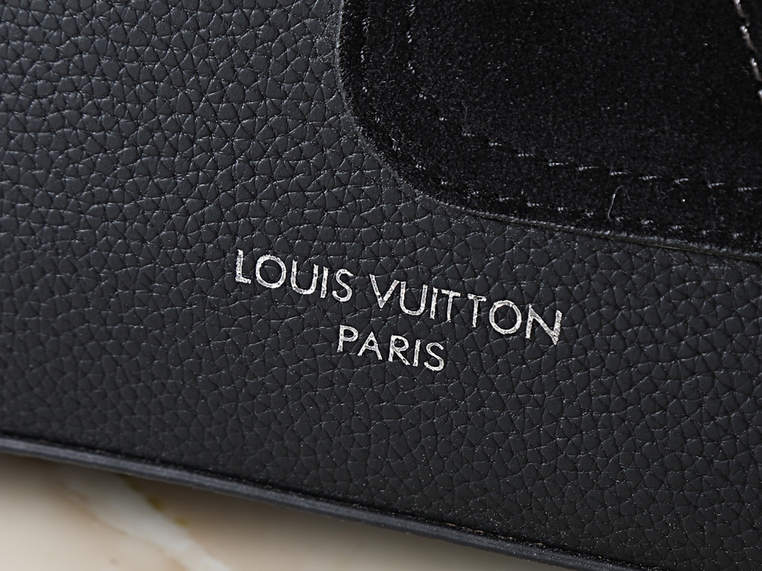 LOUIS VUITTON M27060 New Leather Line Delta Slingbag