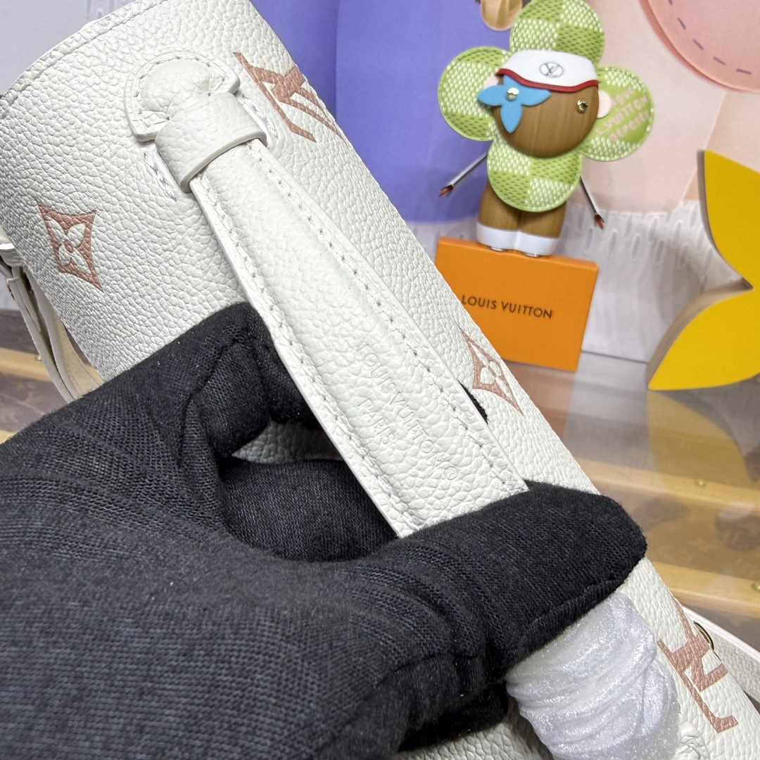 LOUIS VUITTON M27575 Pochette Métis East West