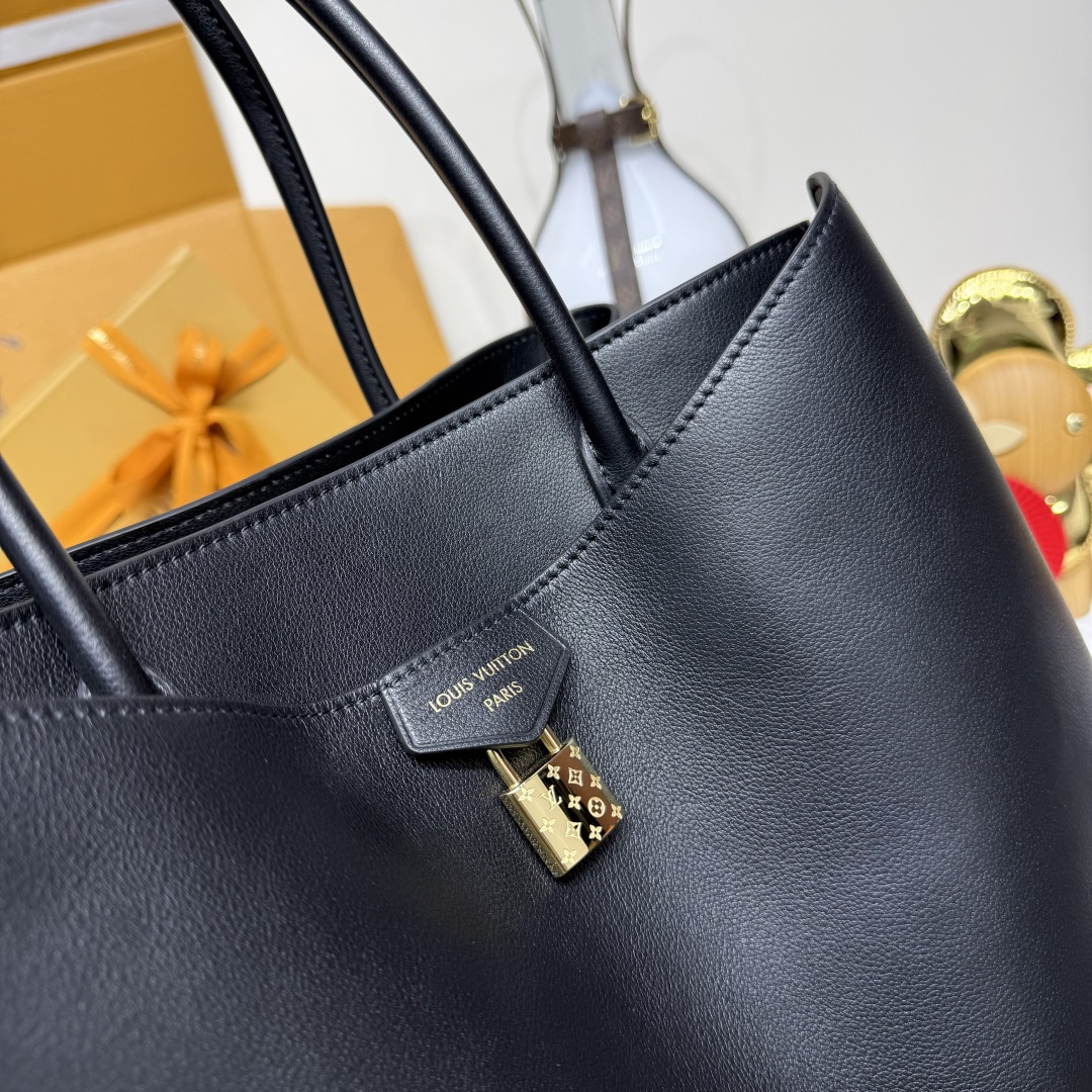 LOUIS VUITTON M26338 Vendome MM