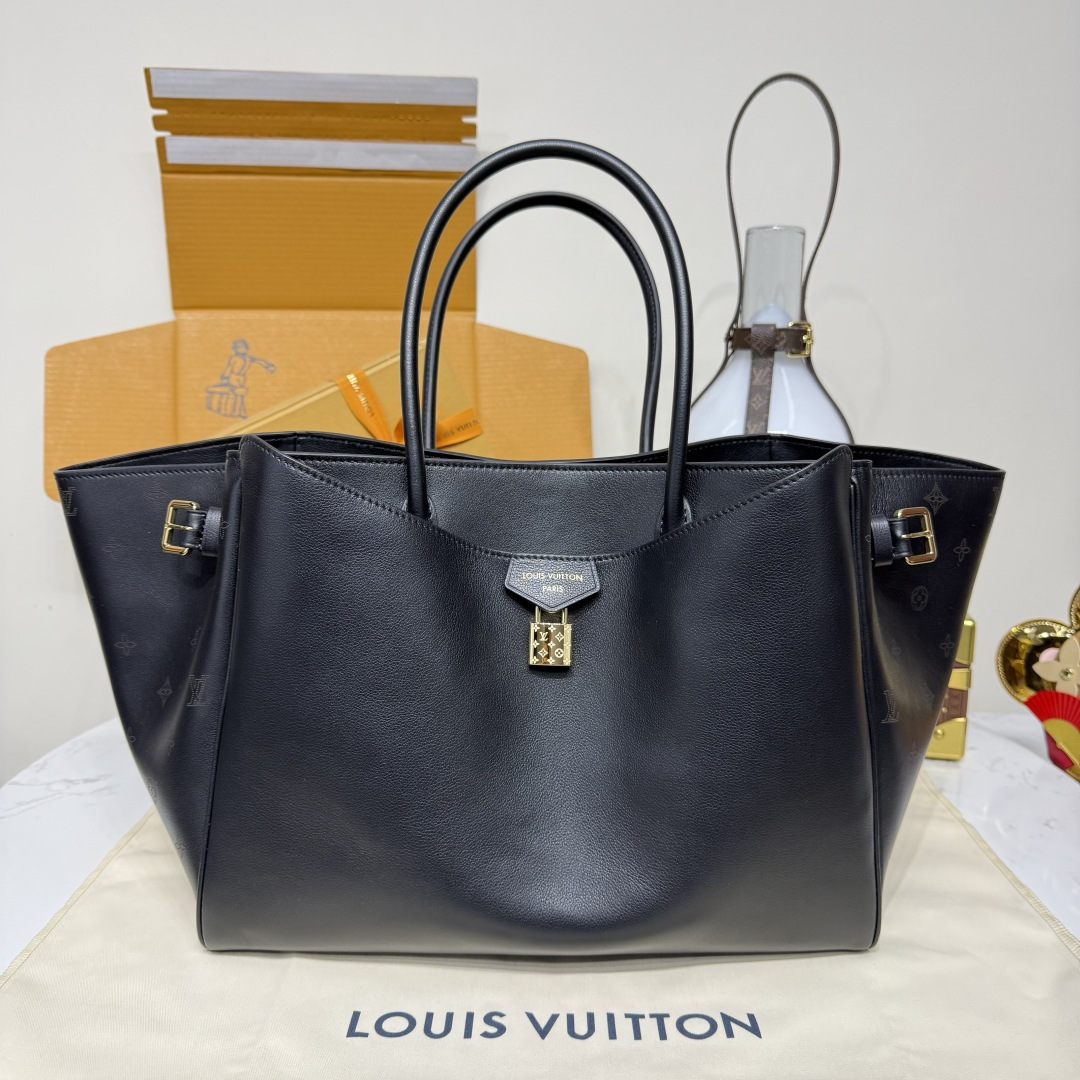 LOUIS VUITTON M26338 Vendome MM