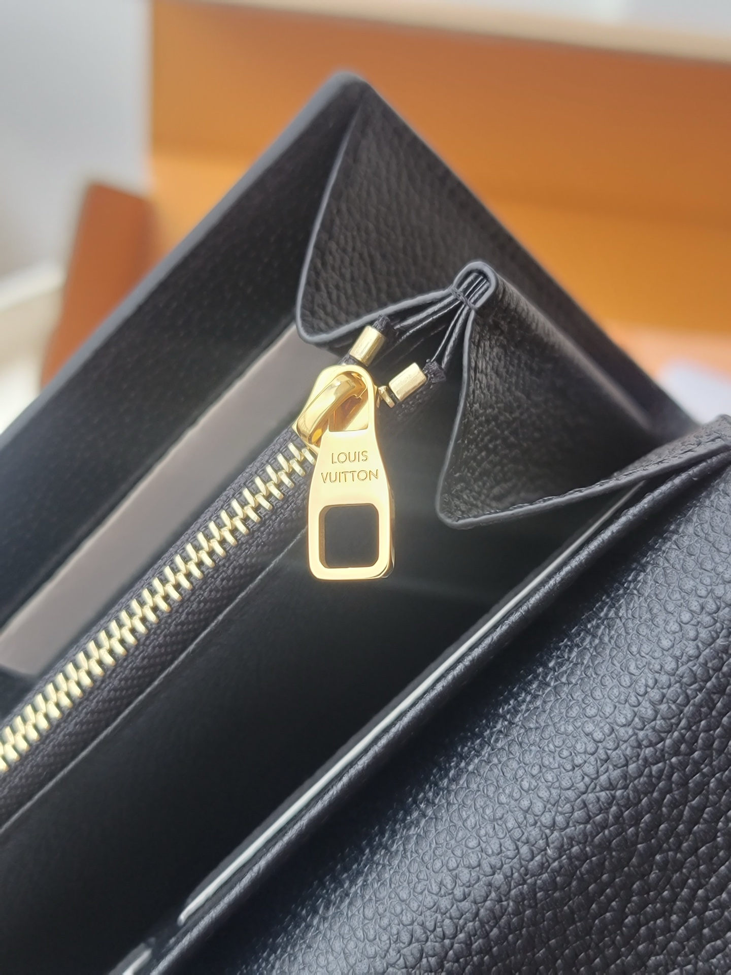 LOUIS VUITTON M82257 Sarah Wallet