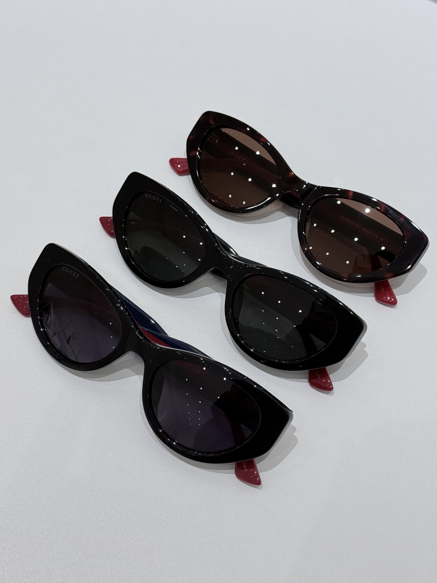 GUCCI Cat-eye frame sunglasses