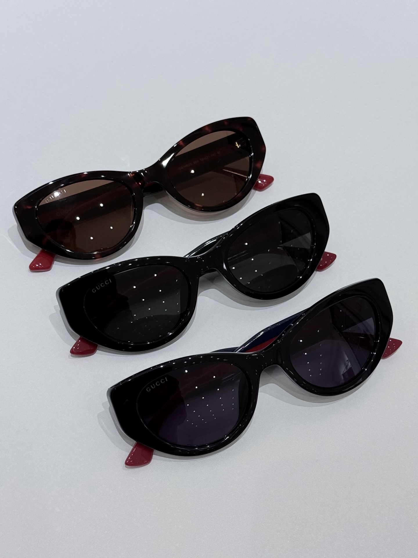 GUCCI Cat-eye frame sunglasses