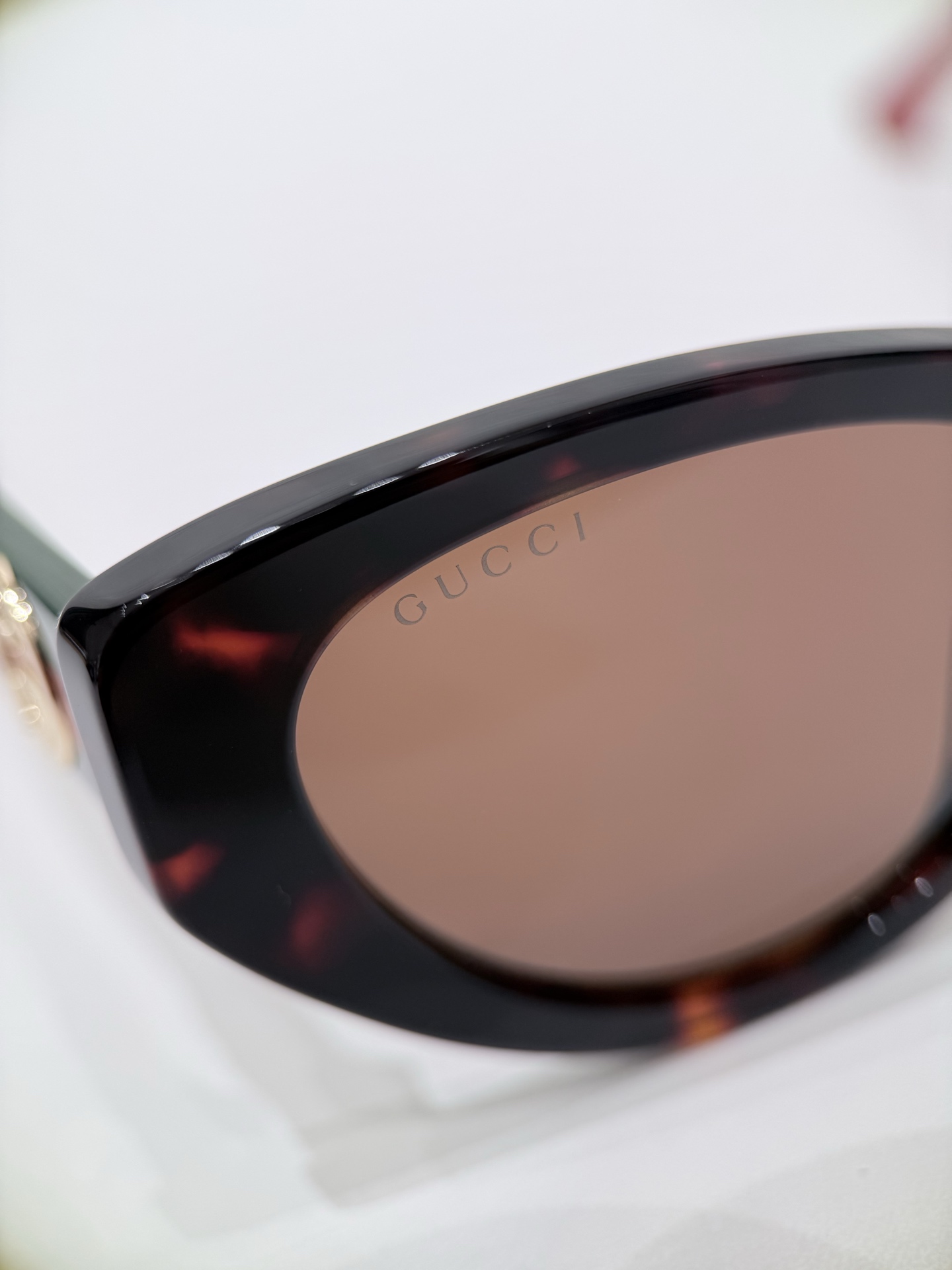 GUCCI Cat-eye frame sunglasses