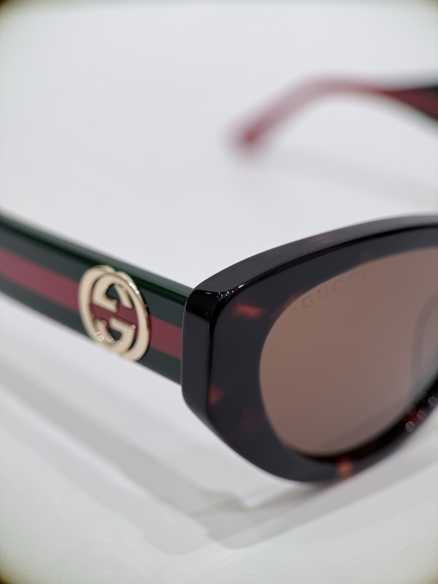 GUCCI Cat-eye frame sunglasses