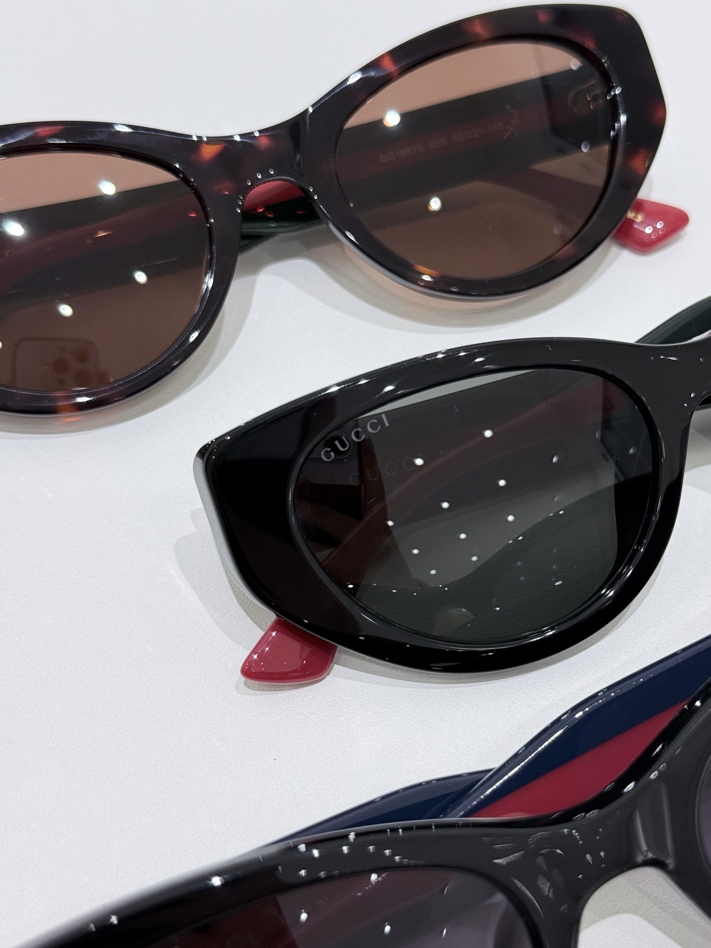 GUCCI Cat-eye frame sunglasses