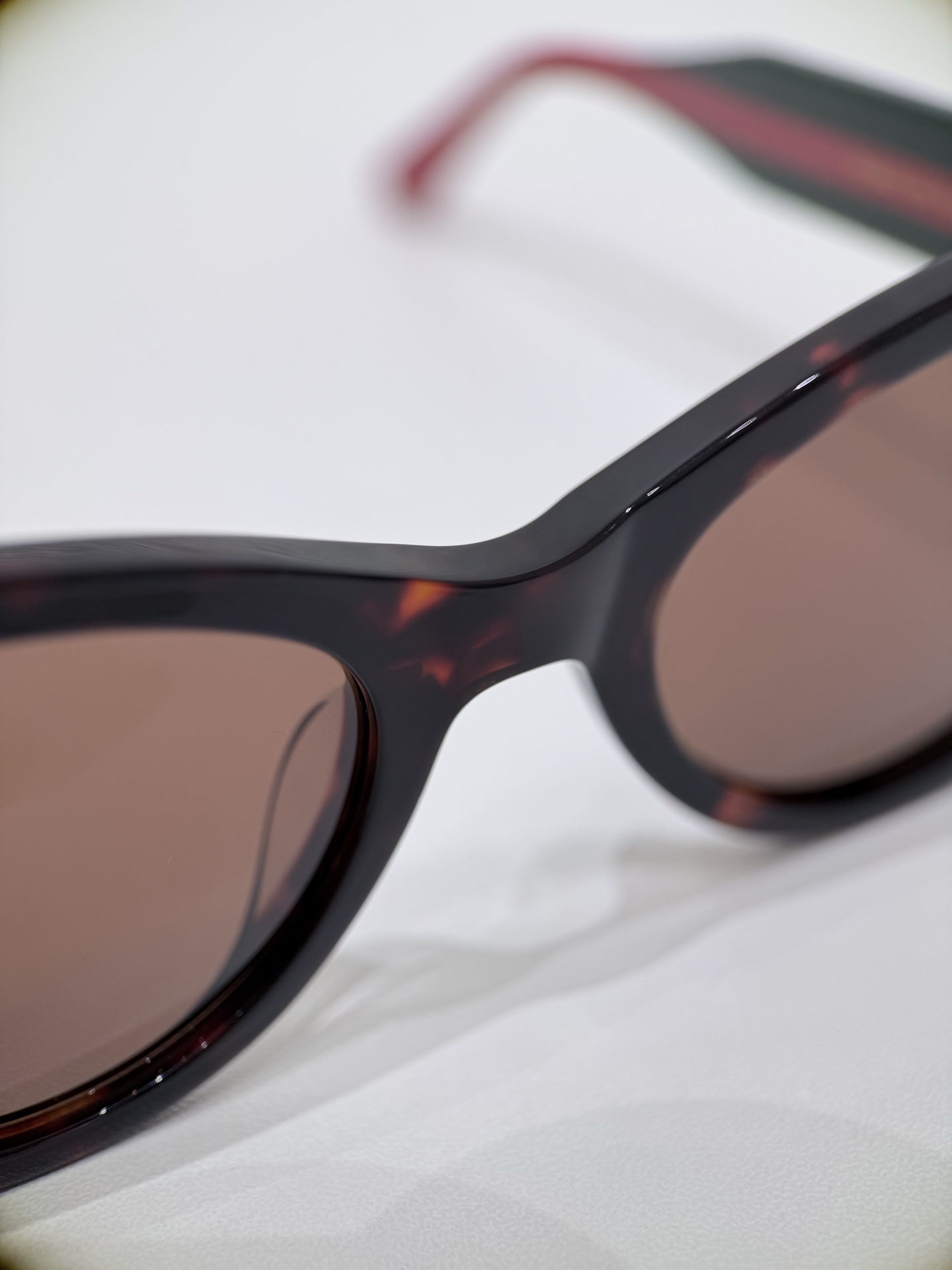 GUCCI Cat-eye frame sunglasses