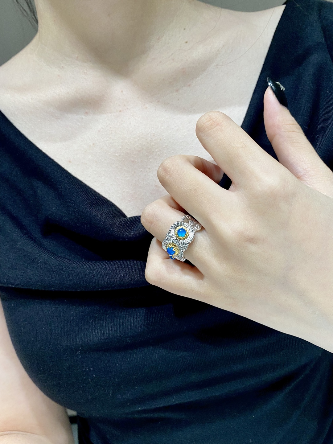 Boucheron Deep Blue Agate Daisy Ring