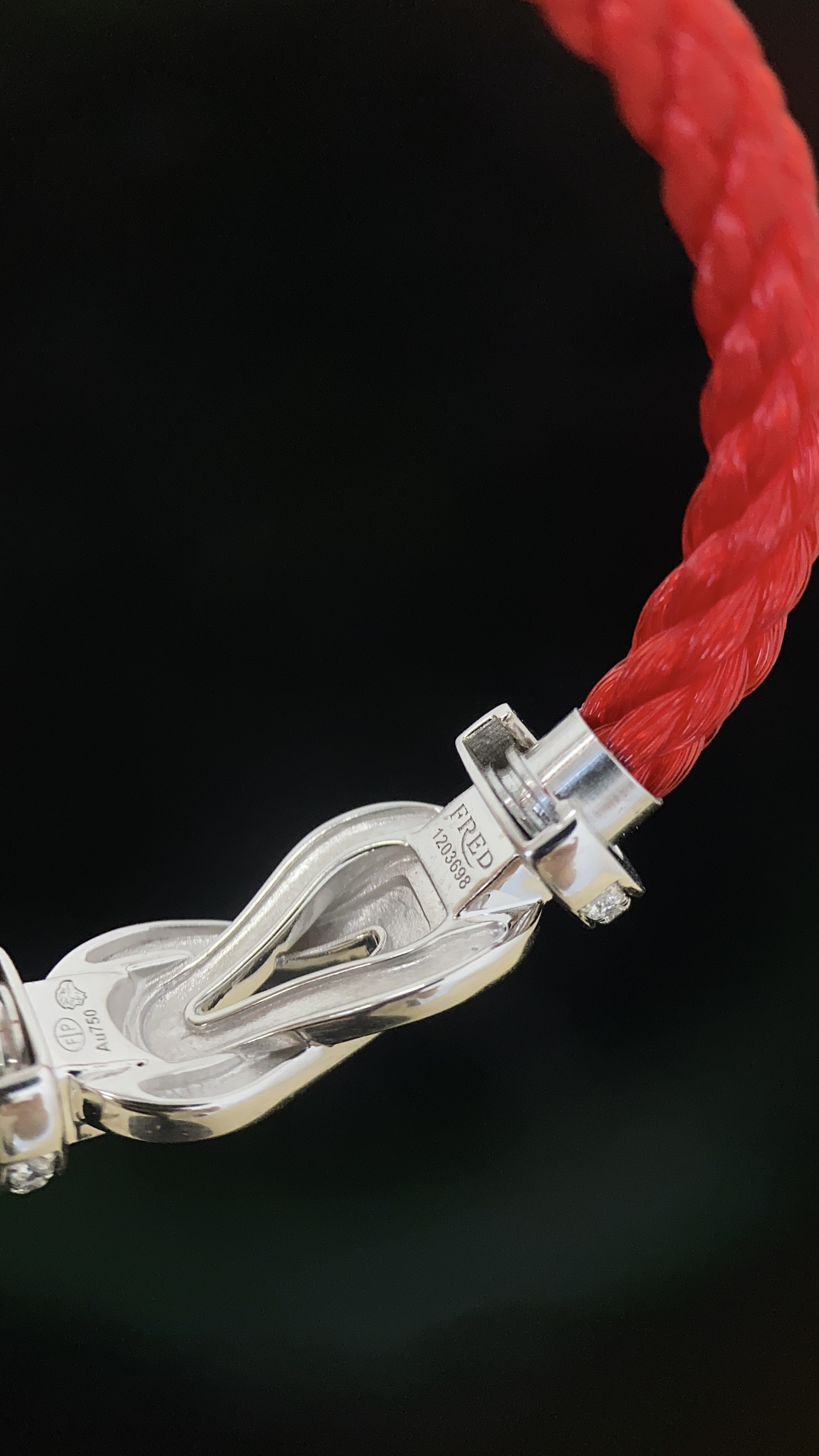 FRED Full-Diamond Figure-Eight Horseshoe-Clasp Bangle