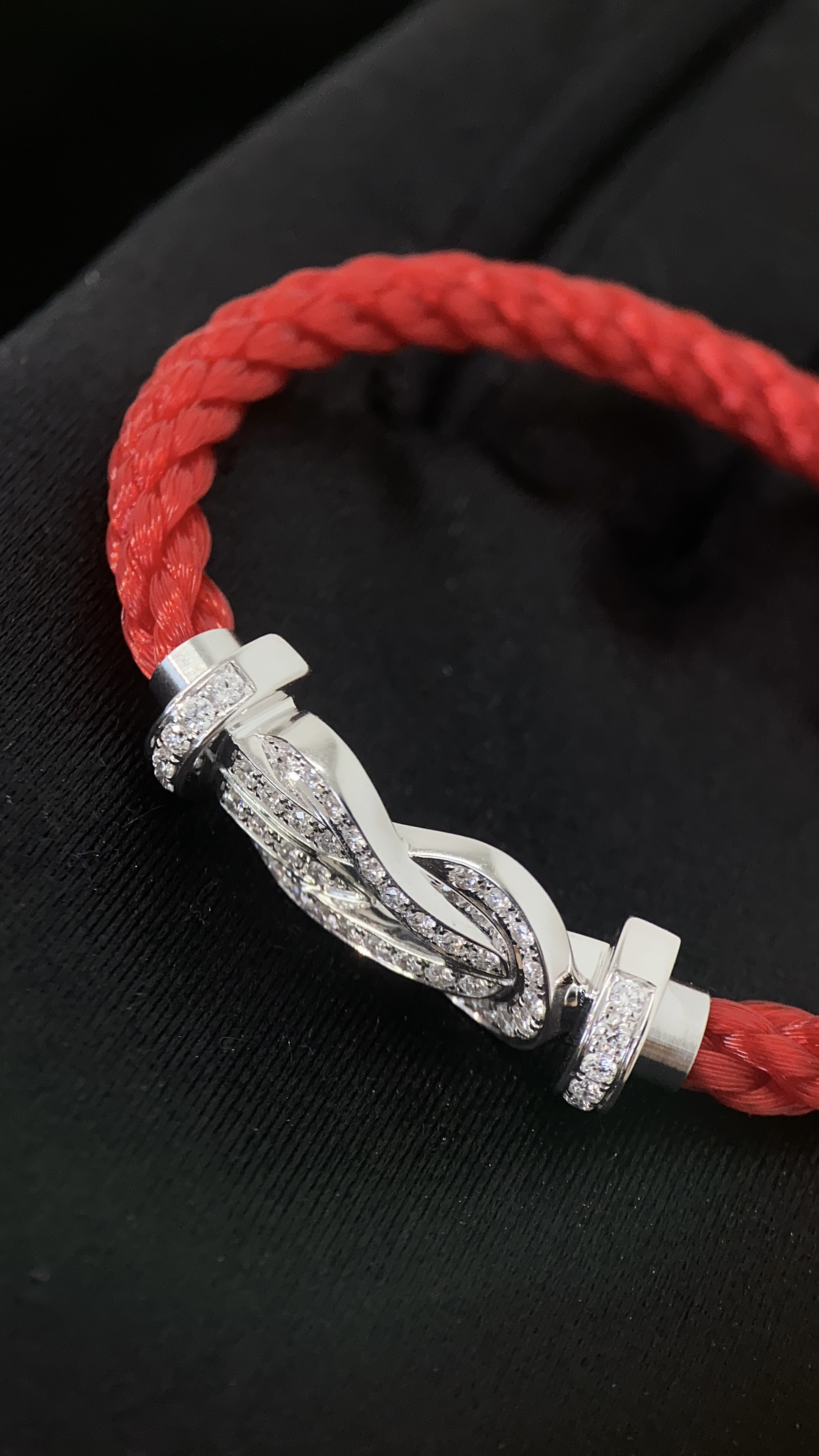 FRED Full-Diamond Figure-Eight Horseshoe-Clasp Bangle