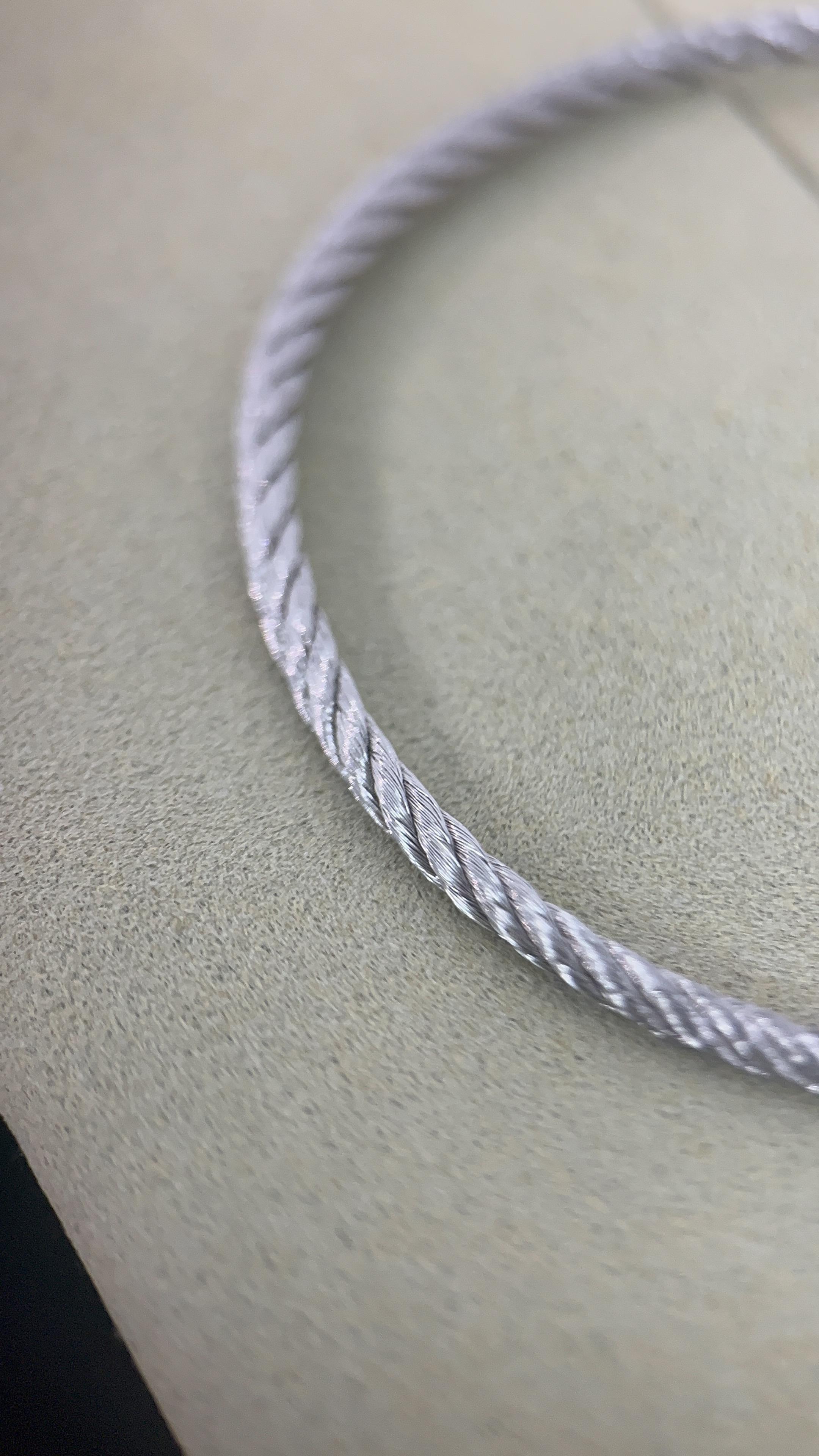 FRED Figure-Eight Half-Diamond Horseshoe-Clasp Bangle