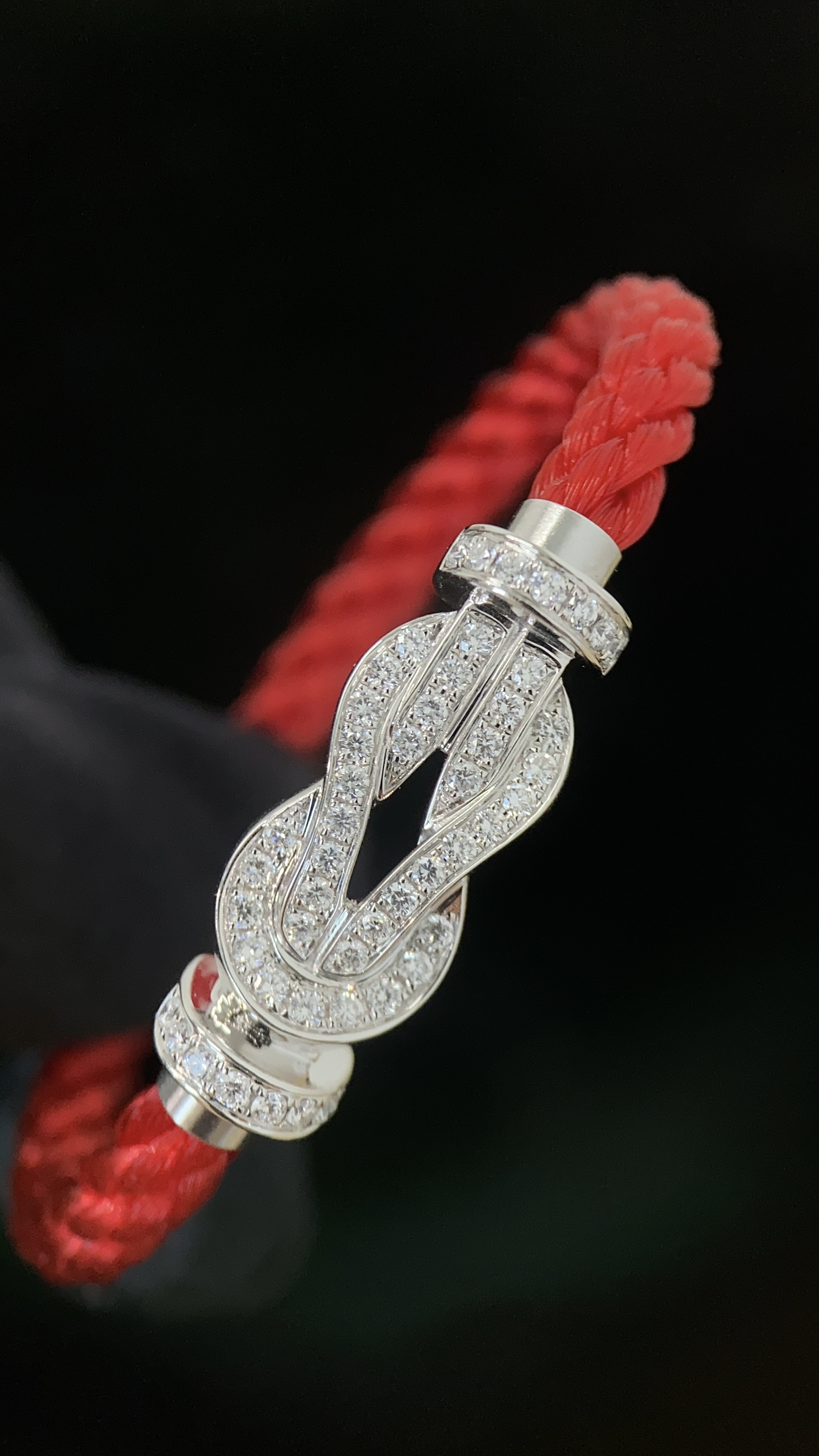 FRED Full-Diamond Figure-Eight Horseshoe-Clasp Bangle