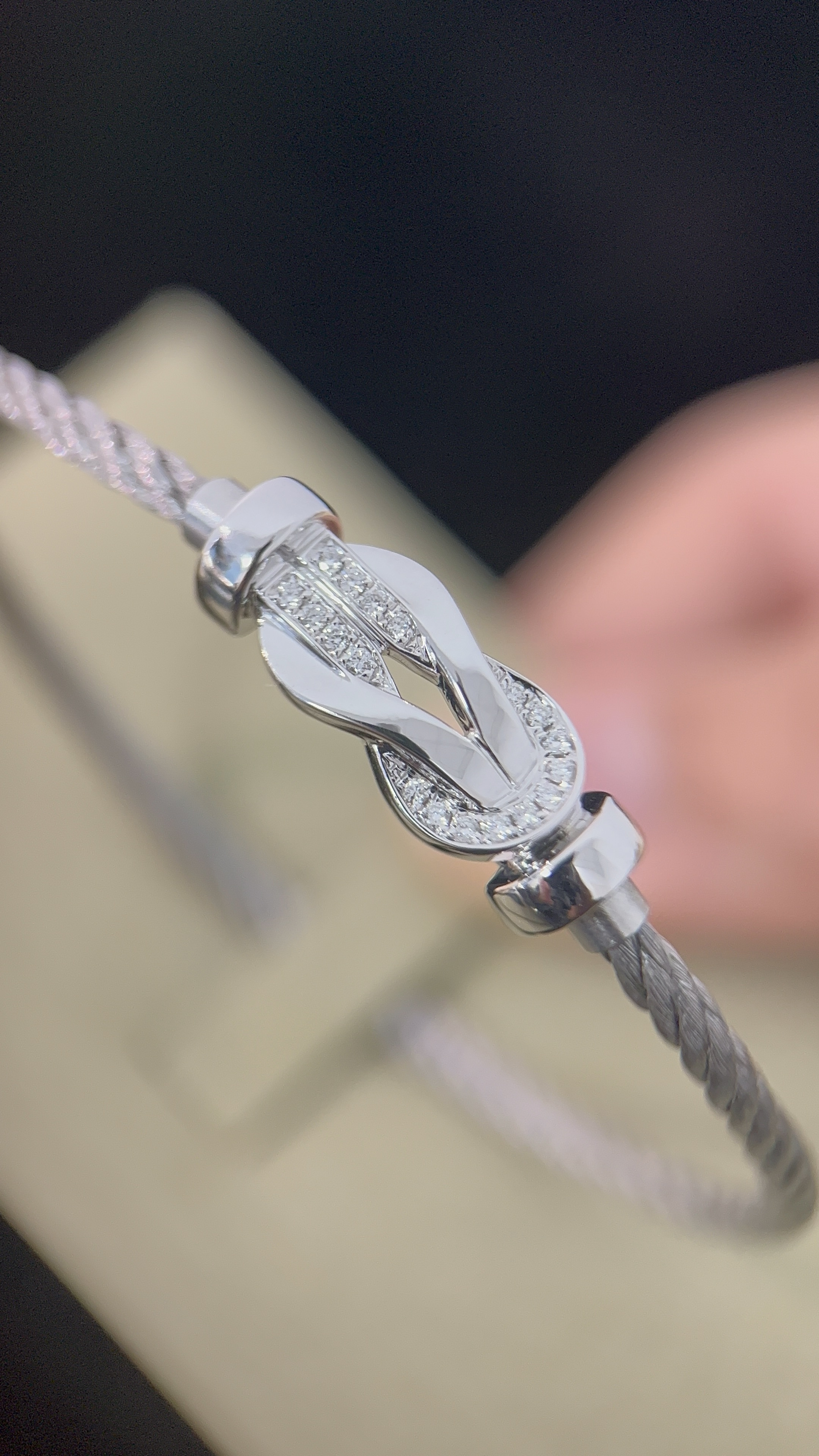 FRED Figure-Eight Half-Diamond Horseshoe-Clasp Bangle