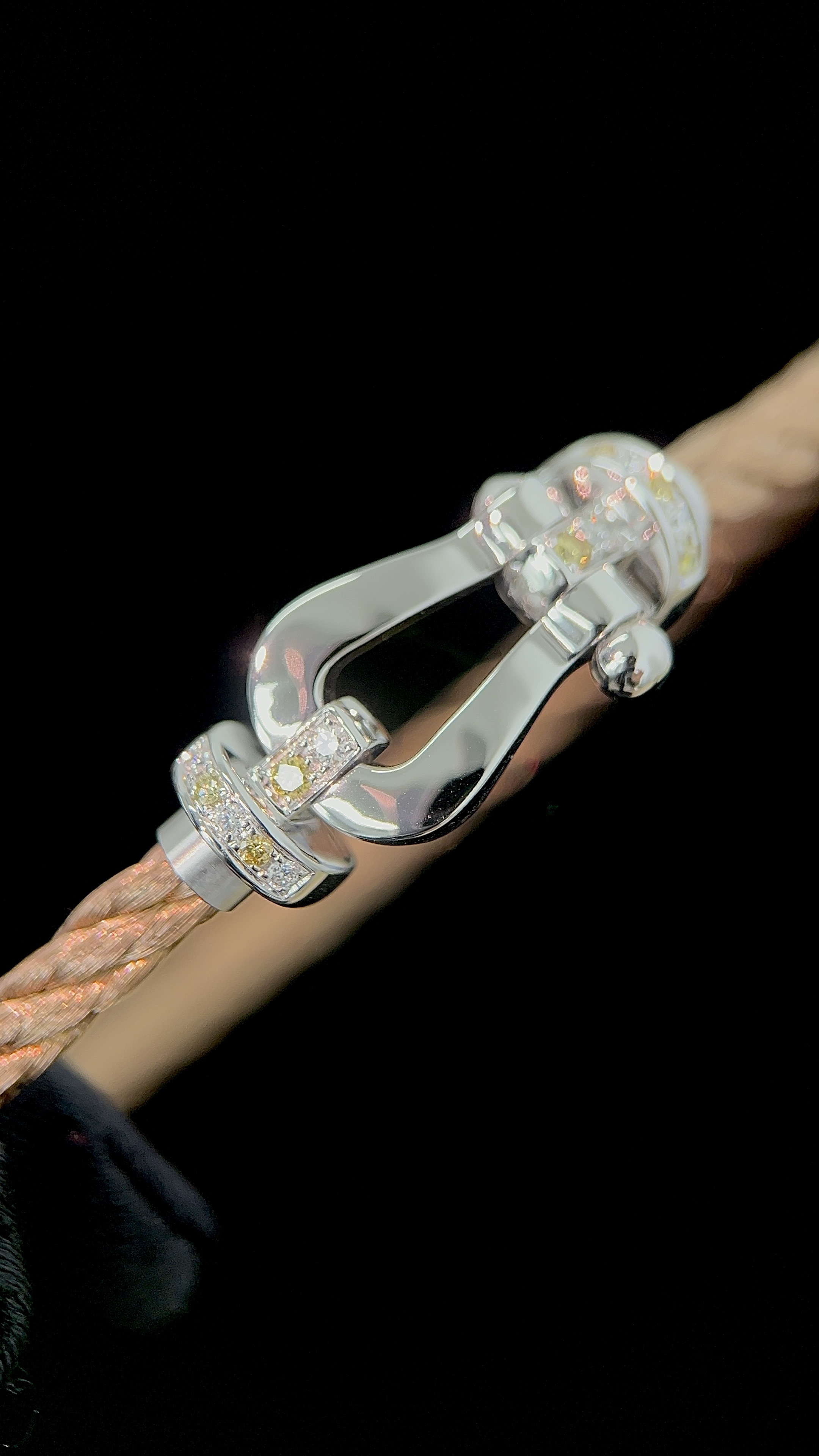 FRED Half-Diamond Horseshoe-Clasp Bangle