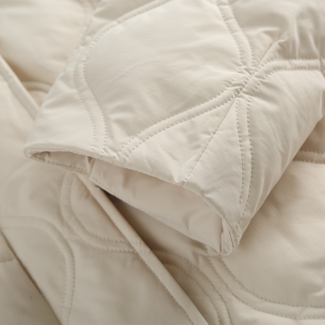 Canada Goose Women’s Hooded Down Jacket White