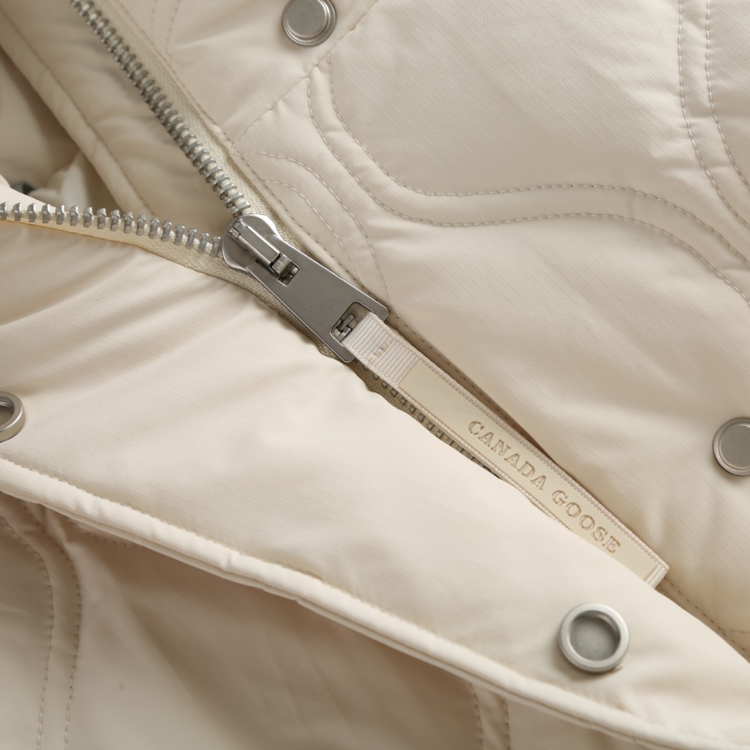 Canada Goose Women’s Hooded Down Jacket White