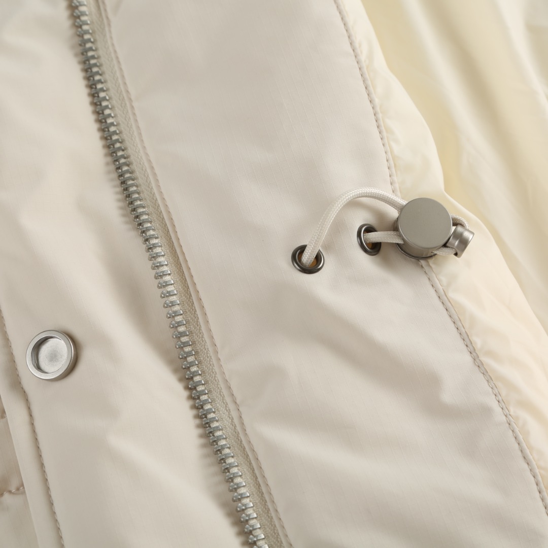 Canada Goose Women’s Hooded Down Jacket White