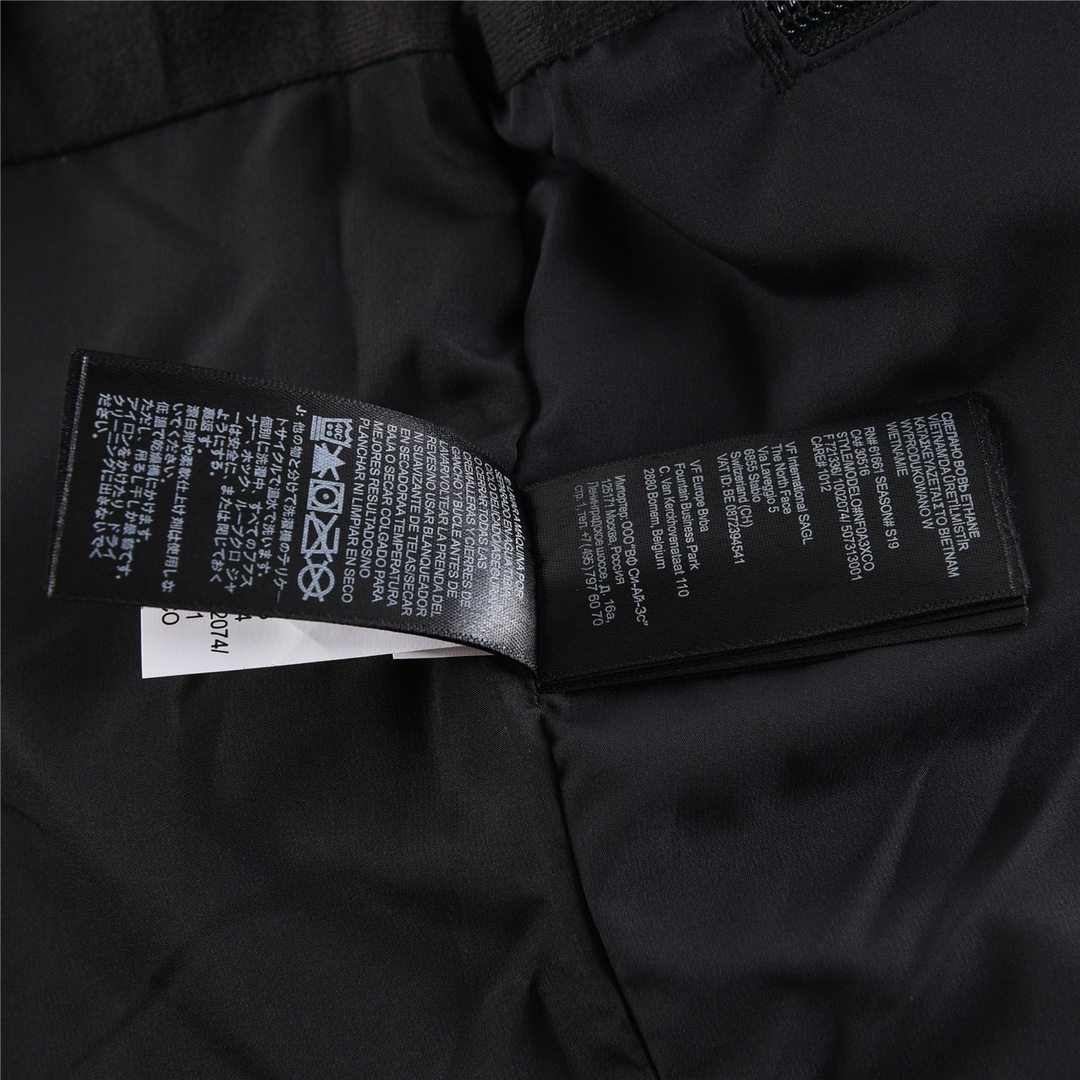 THE NORTH FACE 1990 Classic Outdoor Waterproof Jacket– Black