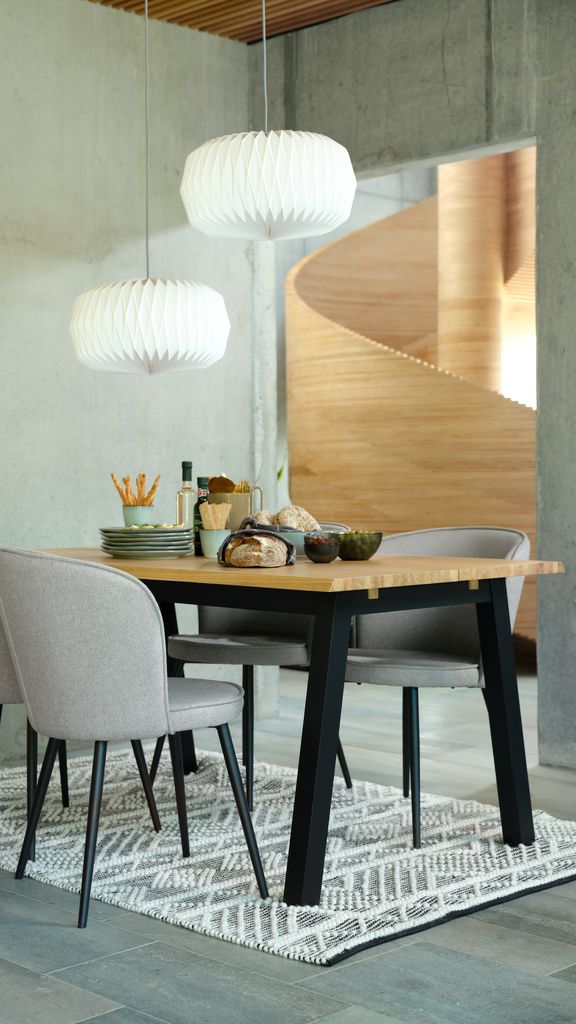 SKOVLUNDE L160 table natural oak + 4 RISSKOV chair l. grey