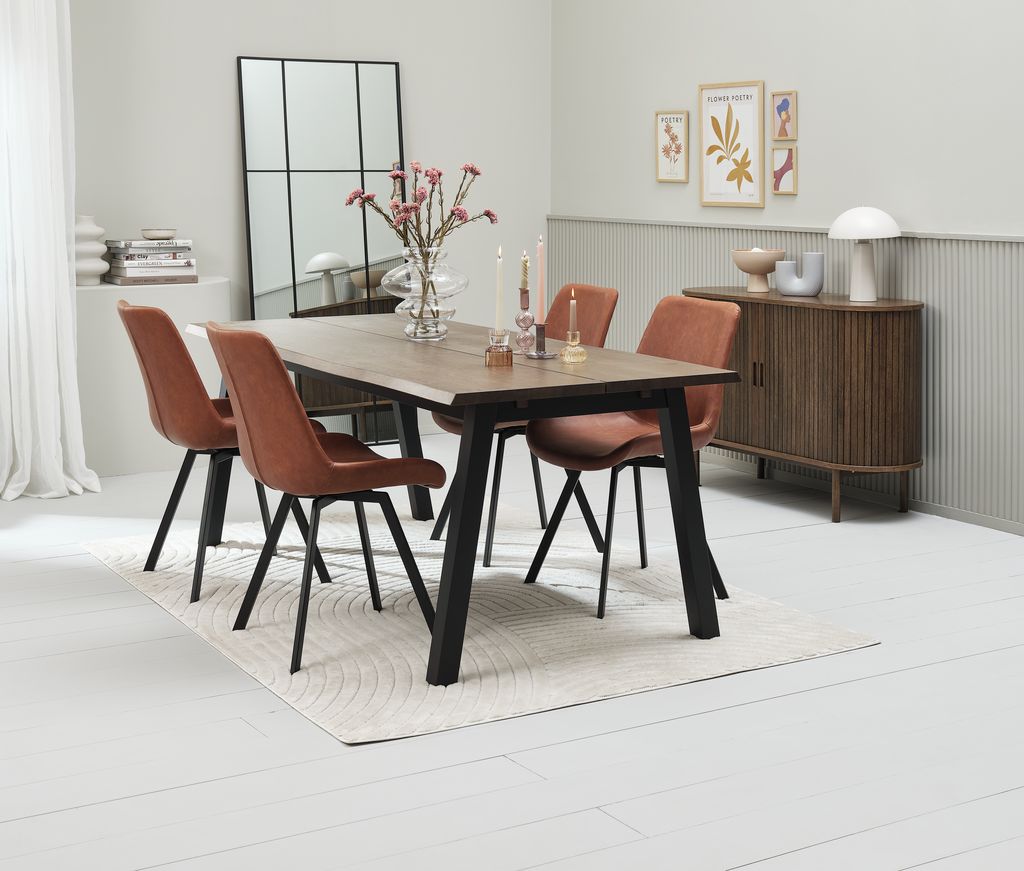 SKOVLUNDE L200 table dark oak + 4 HYGUM chairs cognac