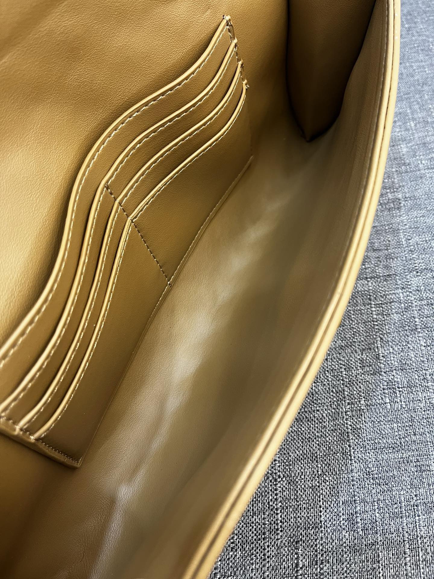 Bottega Veneta Andiamo Clutch 30*13*4cm