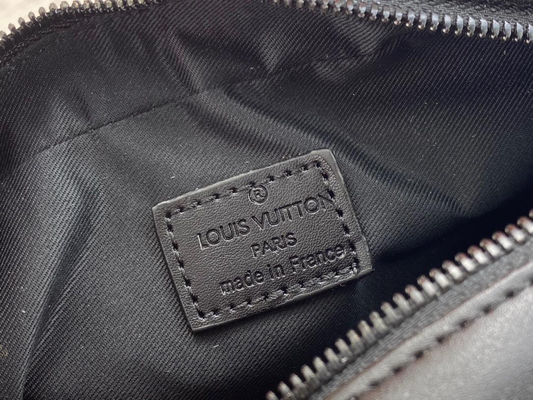 Louis Vuitton M22495 Comet Men Bags Size 21.5*14*7.5cm